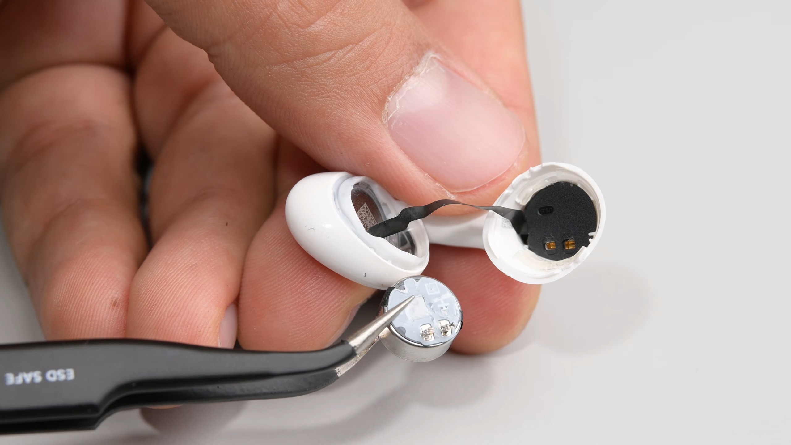 Впервые за 10 лет Apple сделала AirPods с заменяемыми аккумуляторами. iFixit поставили новой модели…