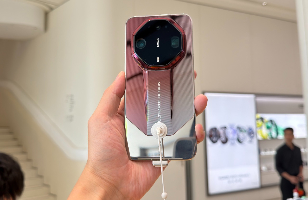 Четыре номера телефона в одном смартфоне: Huawei мощно прокачала Mate 90 Pro Max первым обновлением…