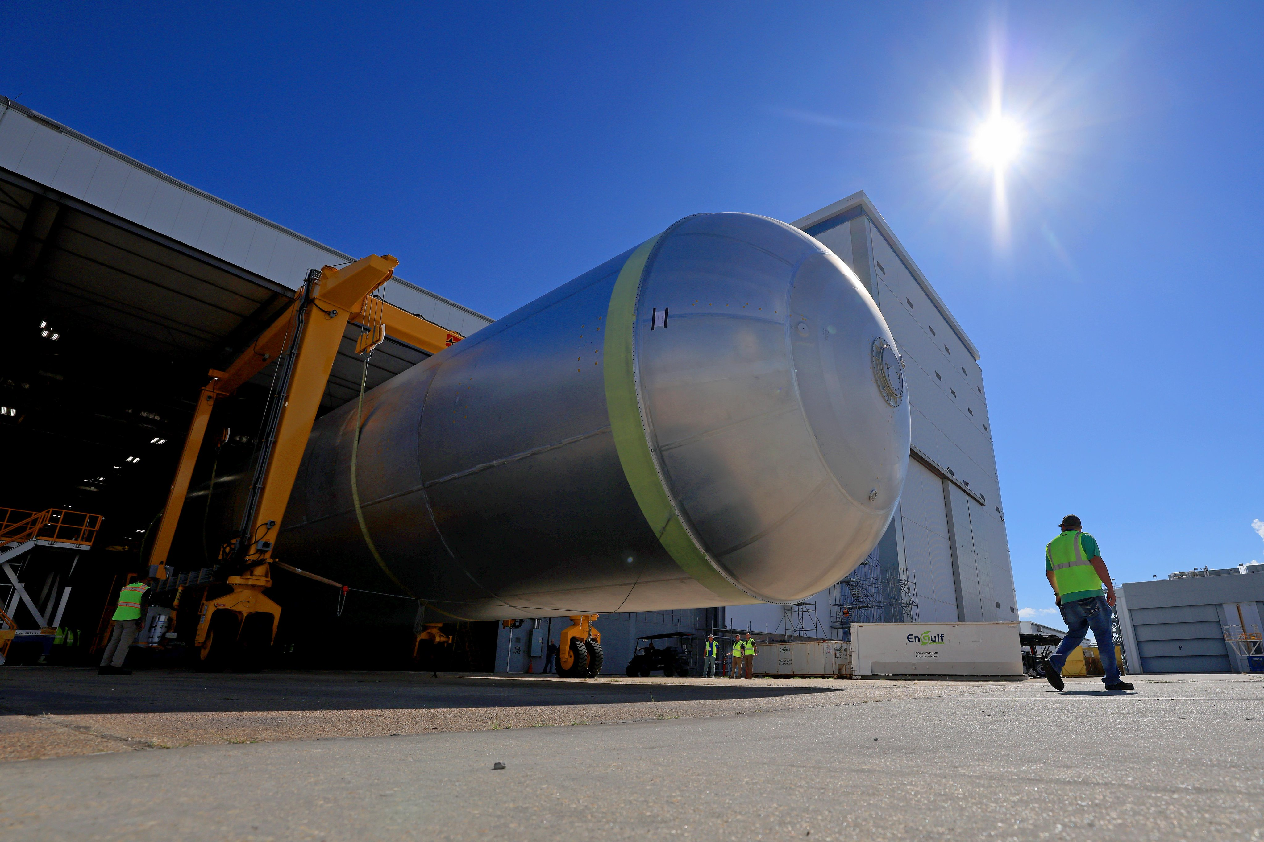Эта ракета отправится на Луну — NASA показало гигантский бак SLS
