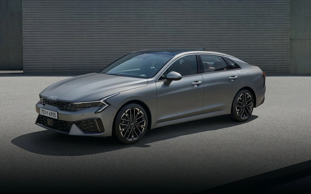 Обновленный Kia K5 начали продавать в России: гибрид, «автомат» и цена 4,95 млн рублей