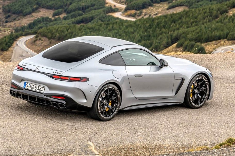 585-сильный V8 и разгон до 100 км/ч за 3,2 с. В России появились новые Mercedes-AMG GT 2026
