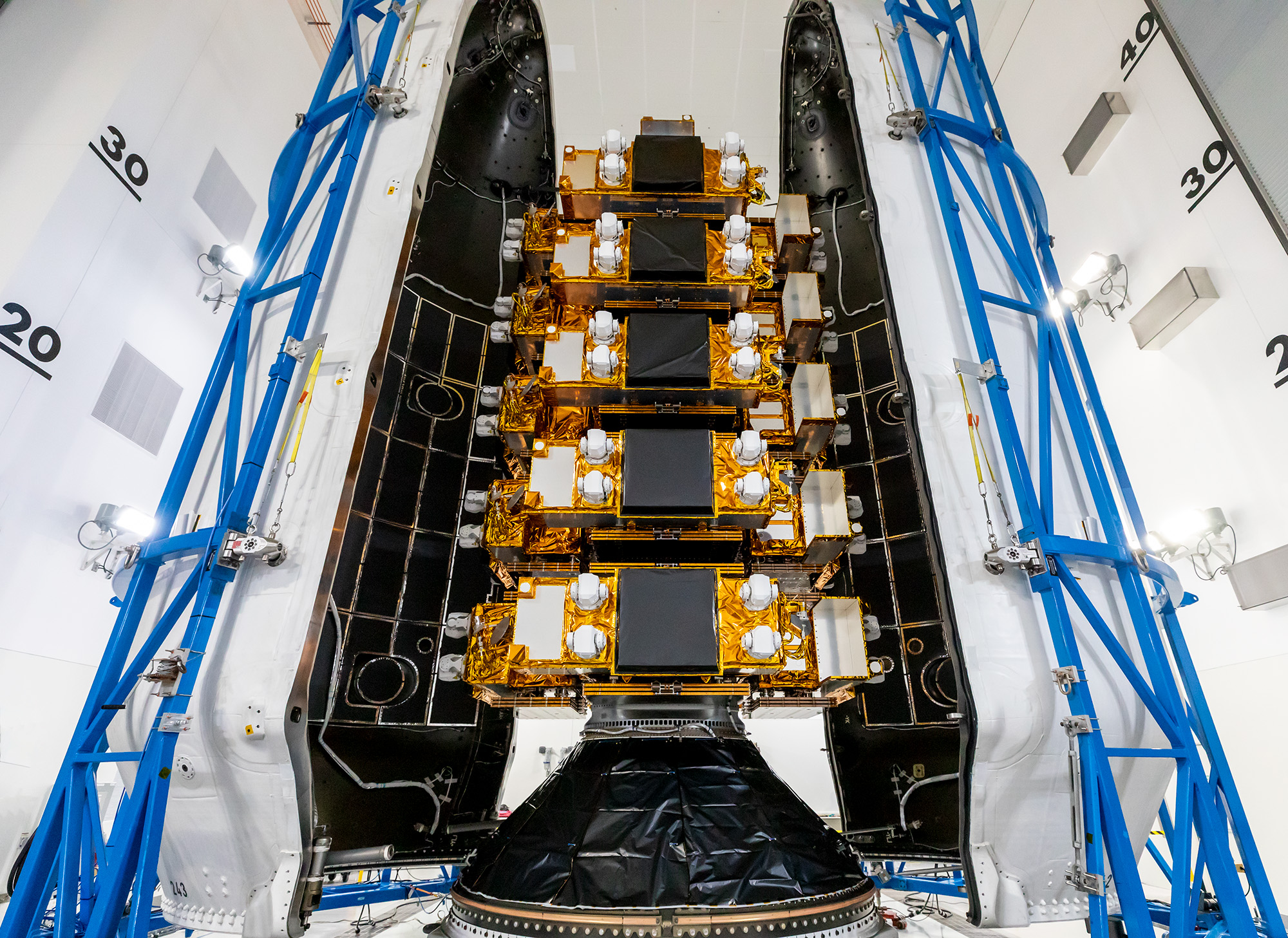 Золото под обтекателем: появилось фото спутников Northrop Grumman перед запуском Falcon 9