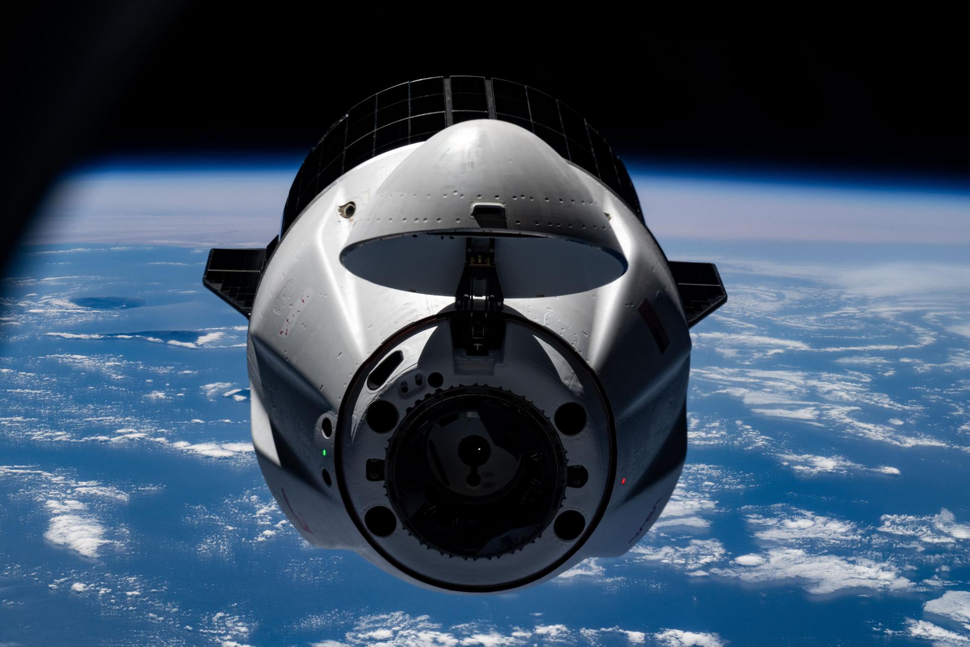 После 235 дней и 160 млн километров в космосе: космический корабль SpaceX Dragon успешно вернул эки…