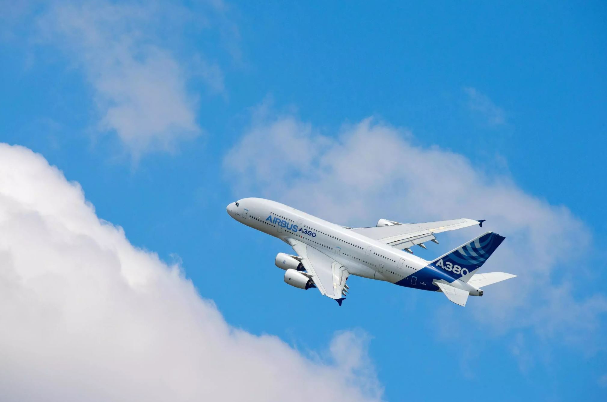 Airbus A380 — самому большому пассажирскому самолету в мире — потребовался срочный ремонт: деталь д…