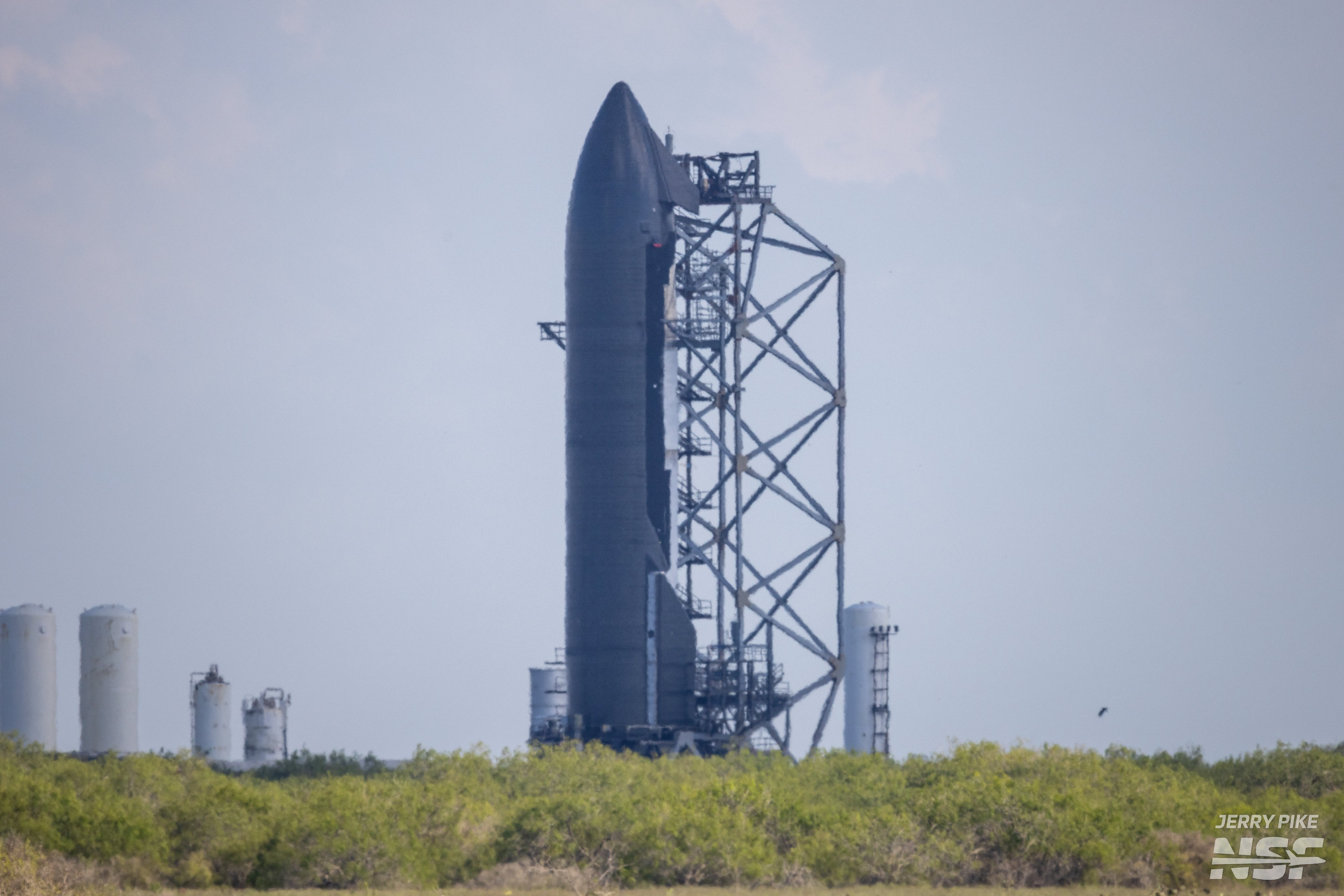 Starship покрылся инеем: SpaceX готовит корабль к Flight 15