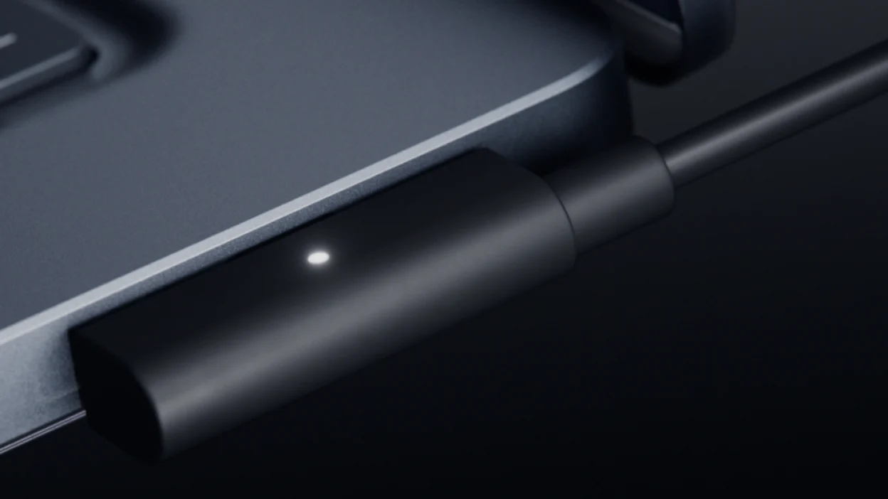 Microsoft ответила Apple магнитным USB-C: порт сам защёлкивает кабель и остаётся обычной зарядкой