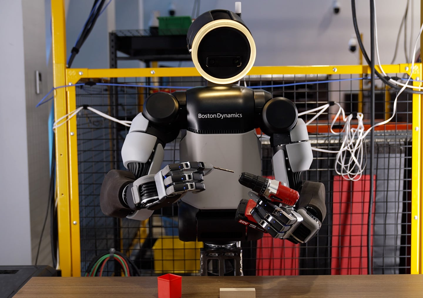 Boston Dynamics отказалась от мизинца и создала четырёхпалую кисть для Atlas: робот получил руку не…