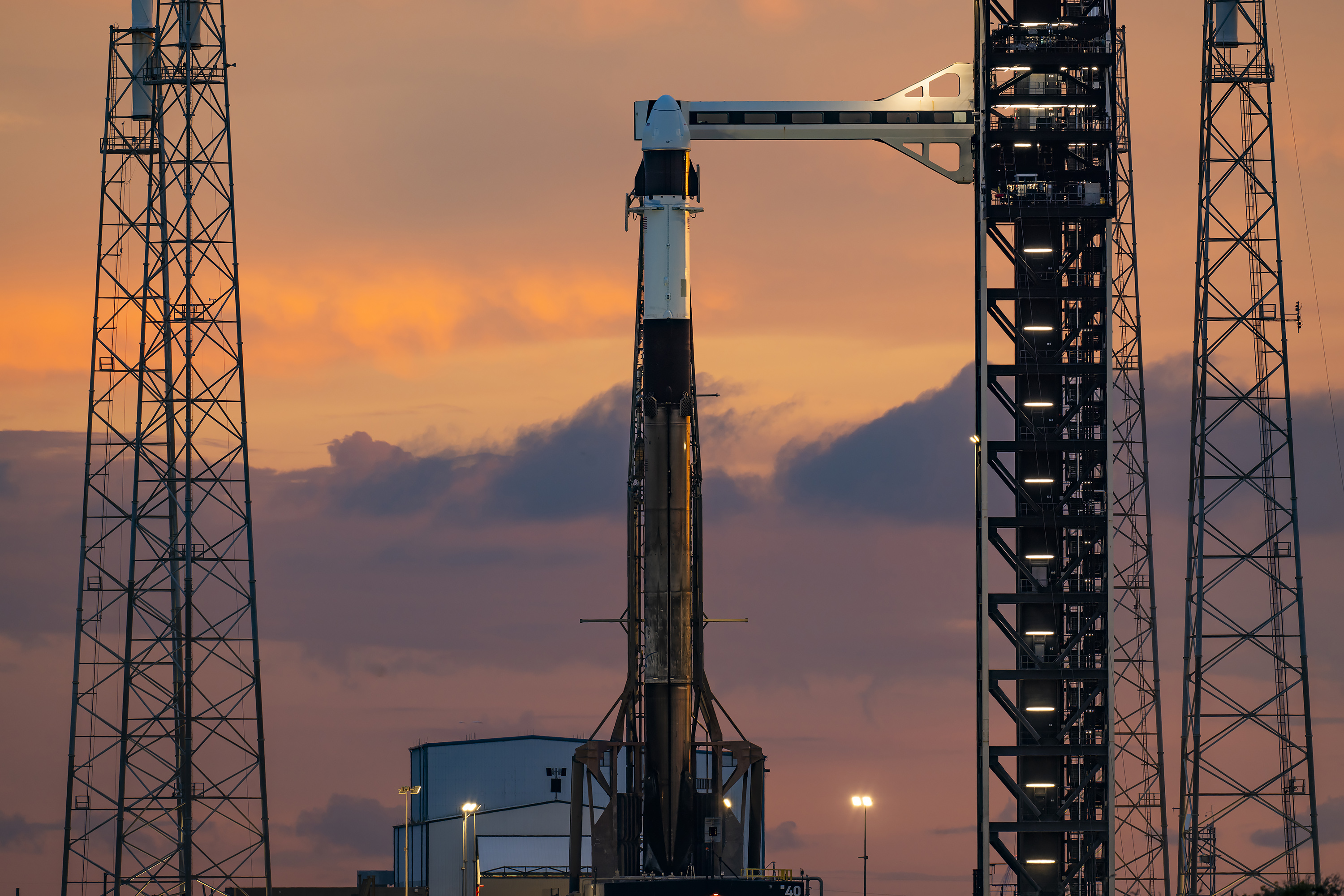 Космический корабль SpaceX Dragon CRS-35 на стартовой площадке: запуск ожидается в 13:33 мск