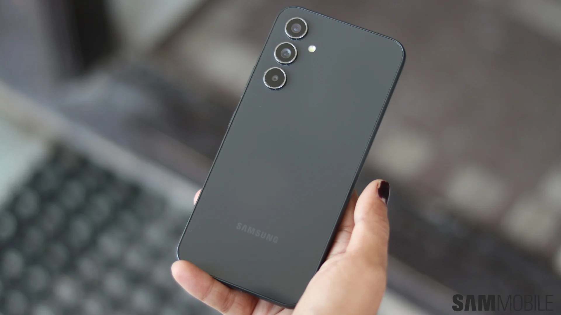 Samsung Galaxy A54 получил октябрьское обновление раньше Galaxy A57