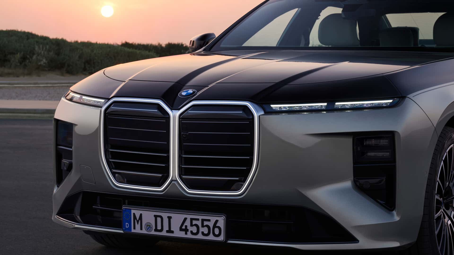 BMW вернула мотор V8 в «семерку»: представлена новая BMW M760 xDrive