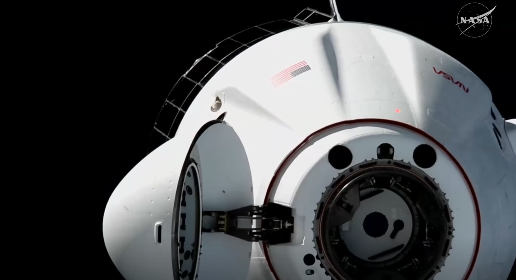 Похожие технологии теперь есть и у Tesla Roadster: корабль SpaceX Dragon пристыковался к МКС