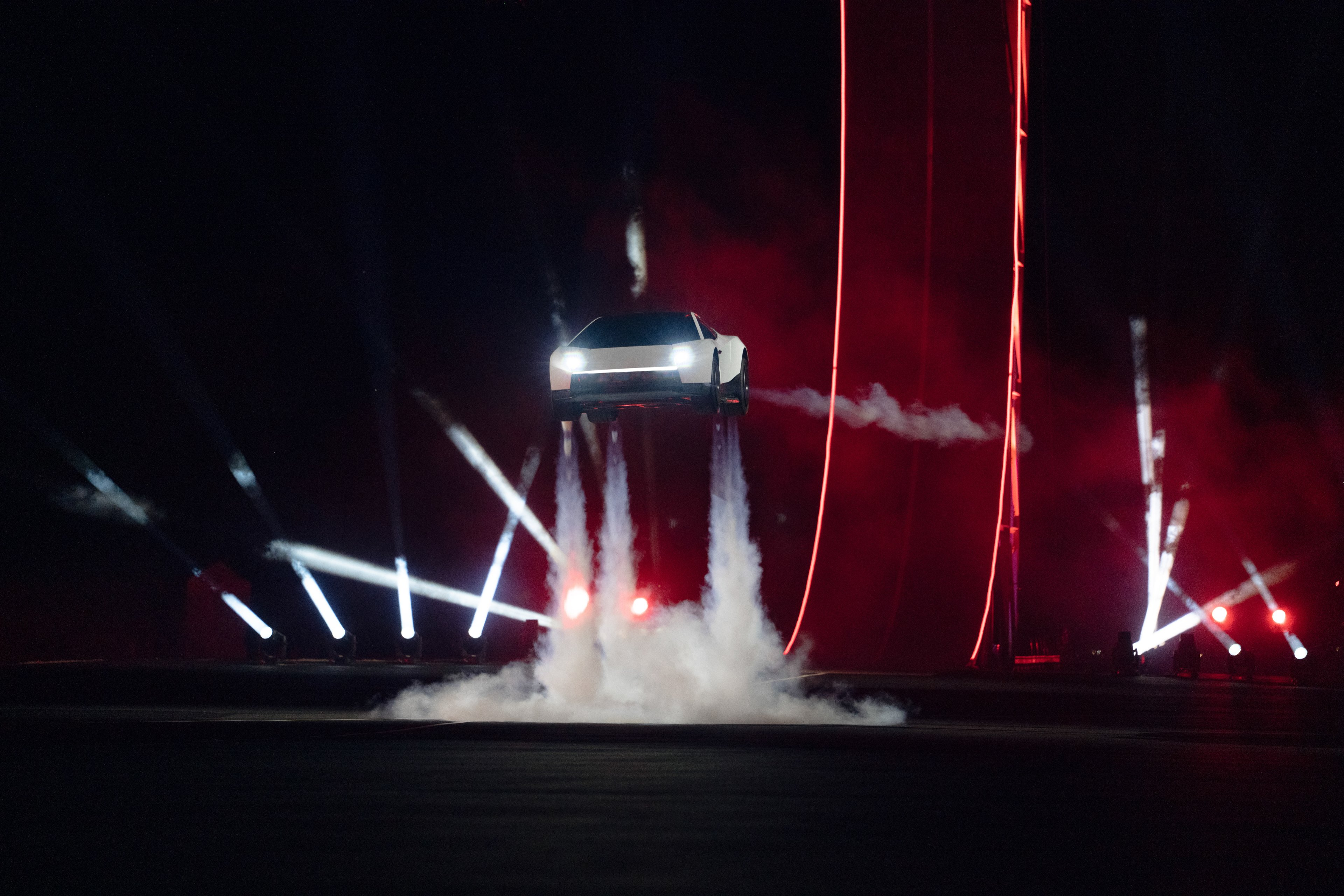 Маск пообещал наделить Tesla Roadster сознанием: спорткар сможет выполнять трюки по команде
