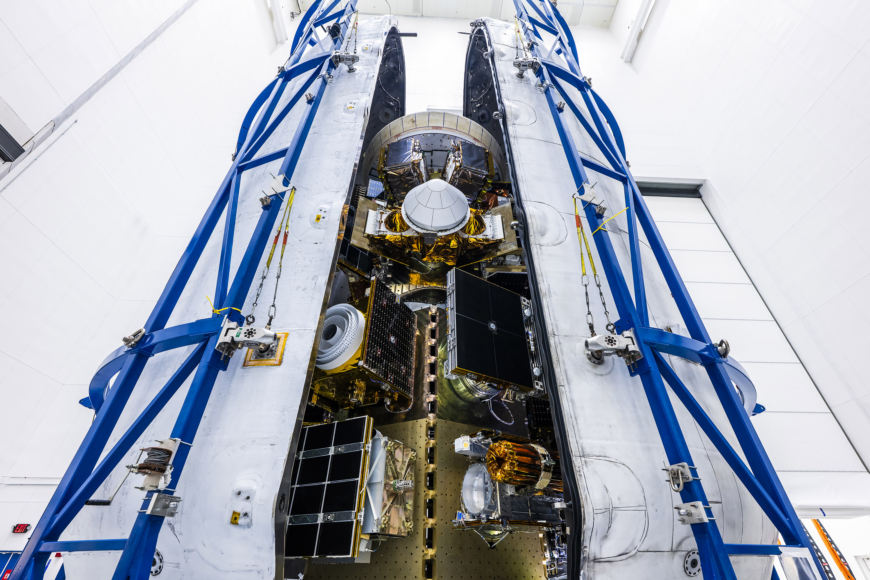 SpaceX показала плотно упакованную ракету Falcon 9 — она разом запустит 32 спутника от разных компа…